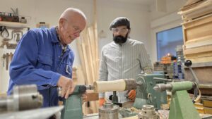 Repair Café MVA Holzwerkstatt Drechseln mit Alexander und Nomi